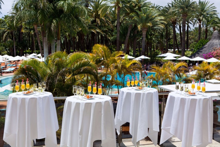Celebrate outdoor weddings in Gran Canaria all year round in the hotel's pretty surroundings